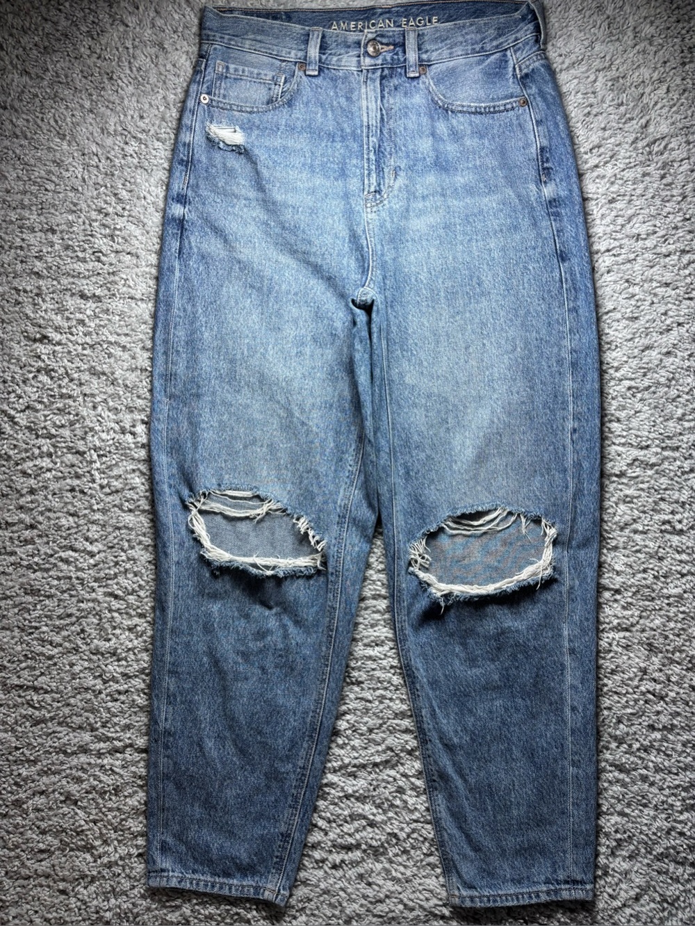 AMERICAN EAGLE Jeans Womens 6 Relaxed Mom Jean High Rise Distressed Knee Holes